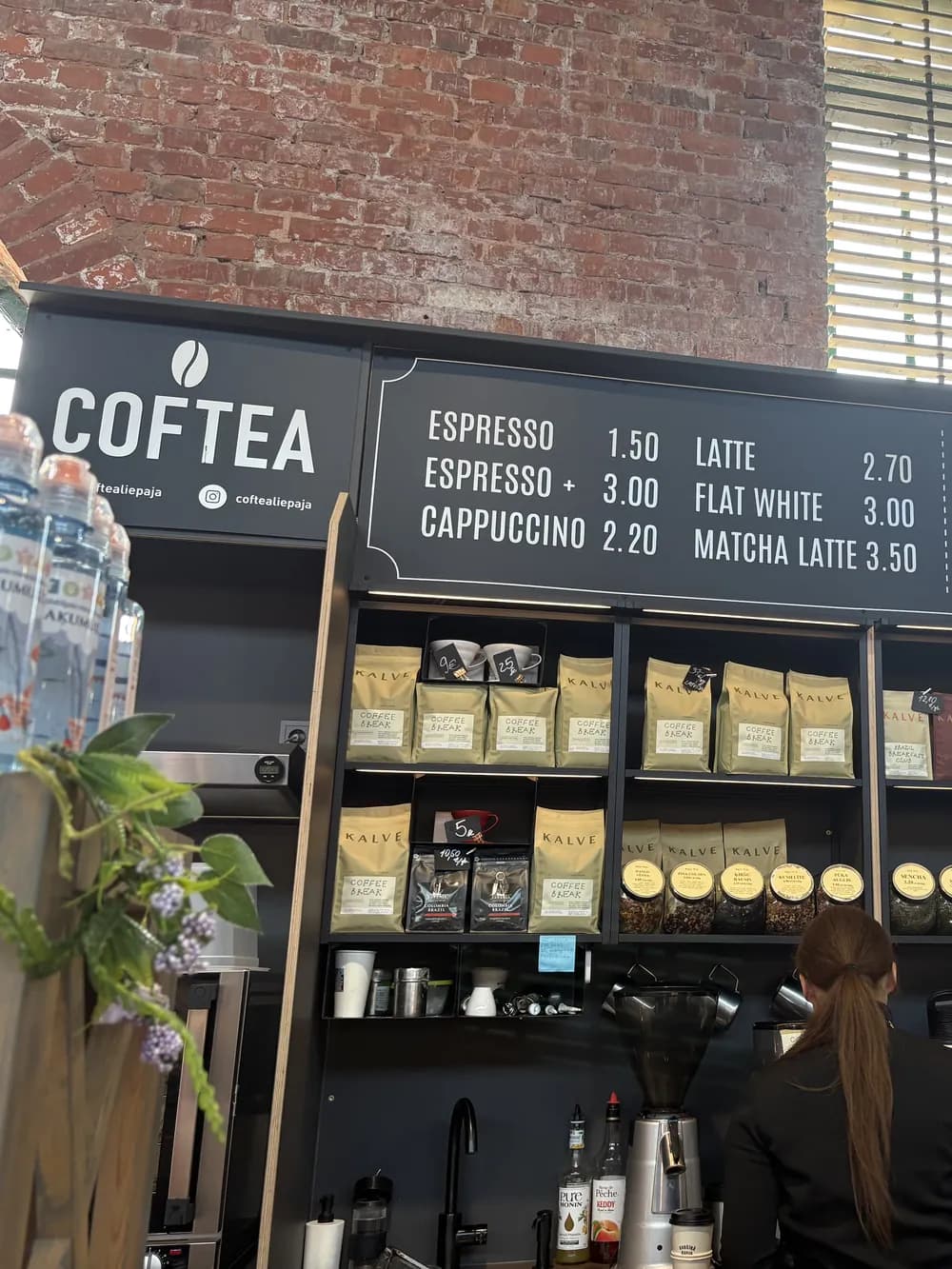 Die Coftea-Theke mit Preistafel und KALVE-Kaffeepackungen